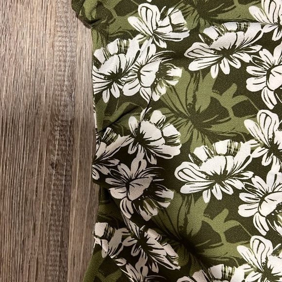 Tahari Sleeveless Floral Print Top​​​​ - Picture 6 of 13